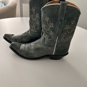 Women’s pretty blue cowgirl boots!